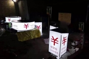 如何选择室内外广告标识的材质以达到展示效果和使用寿命？